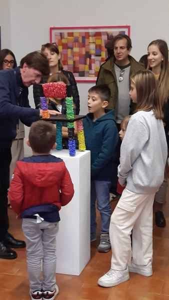 Paratissima Torino 2022 - 4 - Spiegazione ai bambini accanto a Sedia piccola per grandi ambizioni(Archivio Franco Brunetta)